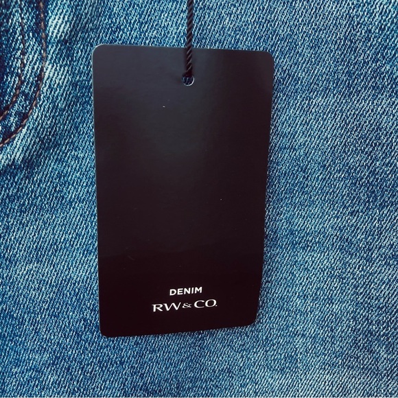 RW  & CO Sz 31 High Rise Raw Hem Crop Distressed Mid Wash Jeans NEW WITH TAGS - Picture 4 of 14